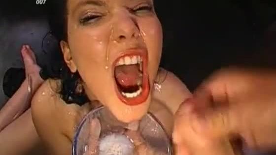 Stunning beauty gets coarse wet crack drilling with cumshot